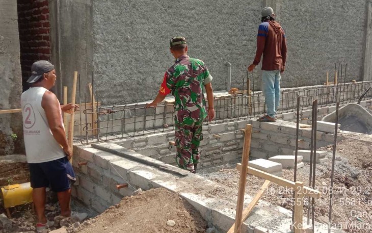 Bantu bangun rumah warga desa binaan 