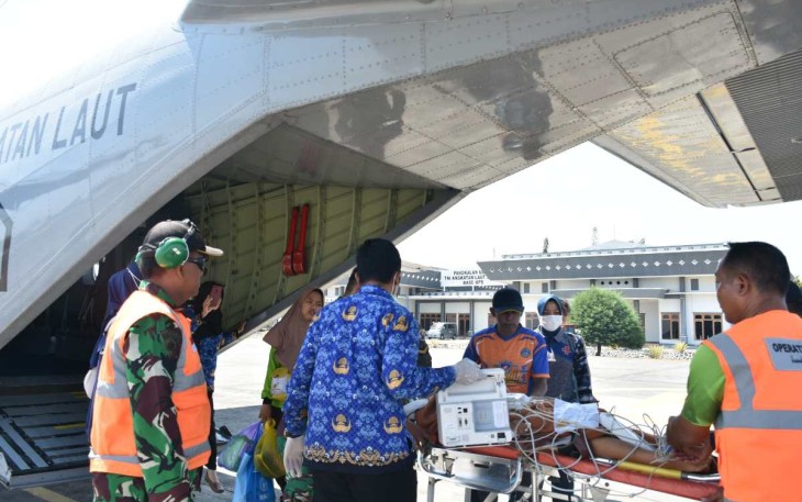 Skuadron Udara 600 Wing Udara 2 Puspenerbal saat evakuasi medis udara salah satu peserta jambore Pramuka di Bawean, Gresik Jatim, Selasa (17/10) 