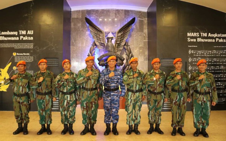 Kamuspusdirla Kolonel Sus Yuto Nugroho (seragam biru) bersama anggota Kopasgat yang berdinas di Muspusdirla Yogyakarta, Selasa (1710)