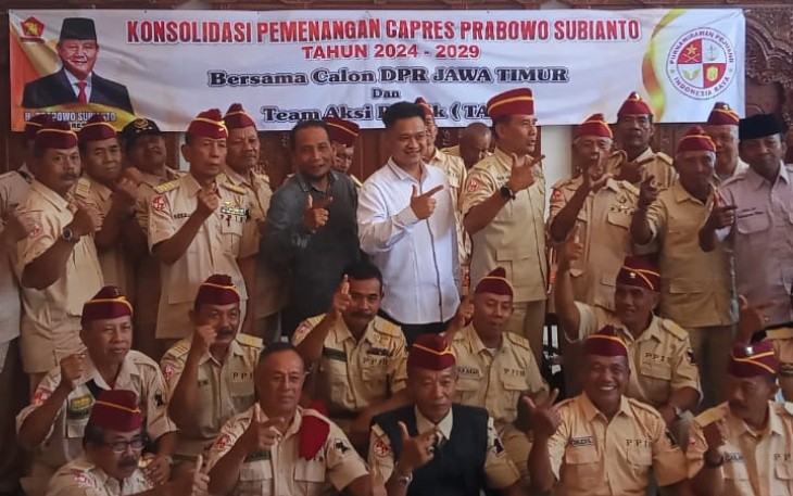 Tomi Gandhi Sasongko (baju putih tengah) Berkonsolidasi bareng Team Aksi Politik Menangkan Prabowo Subianto jadi Presiden RI di Pemilu 2024.