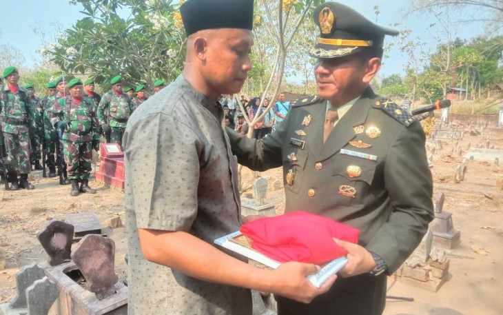 Kasdim 0803/Madiun Mayor Inf Tomy Fedi Anugrahan bersama keluarga almarhum 