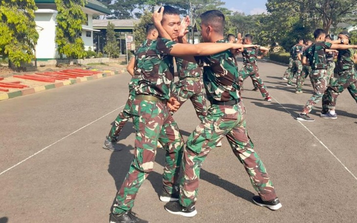 Latihan bela diri militer taktis prajurit Yonkes 2 Kostrad, Selasa (31/10)