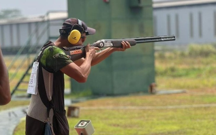 Aksi Pratu Virgha Katagori Team Trap Man Shotgun 100 Meter Lomba Menembak Bank DKI Cup 2023, di Lapangan Tembak Senayan Jakarta, Sabtu (4/11)