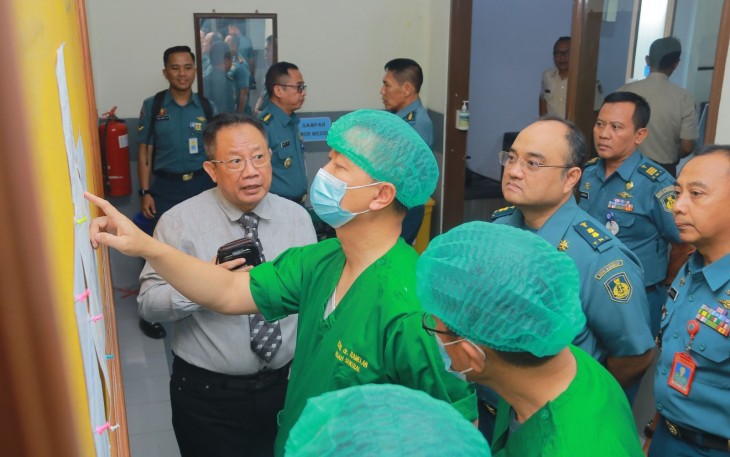 Kadiskesal Laksamana Pertama TNI Dr. dr. R.M. Tjahja Nurrobi, M.Kes., Sp.OT (K) Hand memastikan kesiapan Operasi Transplantasi Ginjal sekaligus meninjau berbagai fasilitas unggulan di jajaran Dinas Kesehatan TNI AL, RSPAL dr. Ramelan, Surabaya, Selasa (7/11).