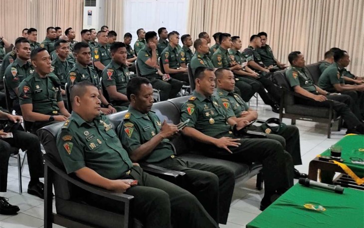 Danmenarmed 2 Kostrad Kolonel Arm Joko Setiyo Kurniawan bersama jajaran saat mengikuti sosialisasi netralitas TNI dalam pemilu, Rabu (15/11)