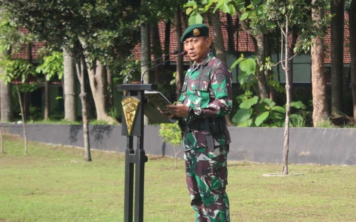 Kasmenarmed 2 Kostrad Letkol Arm Siswo Budiarto saat membacakan amanat Kasad, Jum'at (17/11)