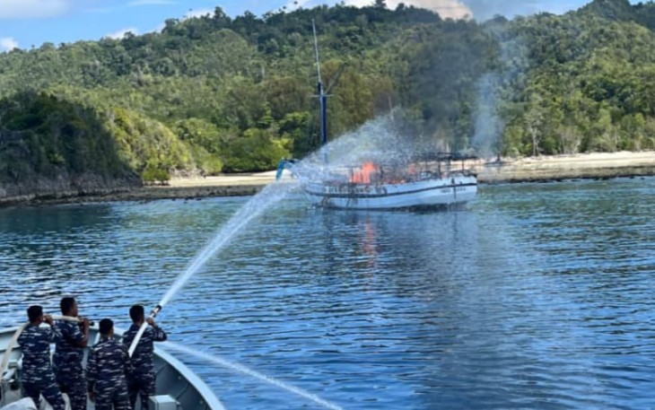 KRI Kapak 625 saat memadamkan kobaran api  KLM Indosiren, Kamis (30/11)