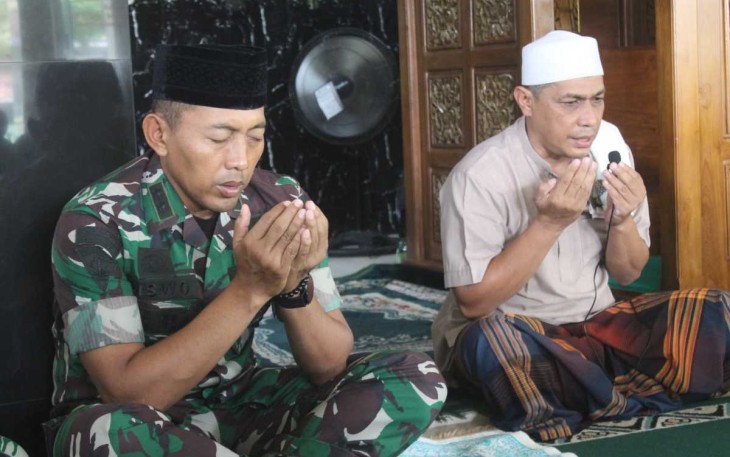 Kepala Staf Resimen Armed 2/PY/2 Kostrad Letkol Arm Siswo Budiarto saat doa bersama, Selasa (5/12)
