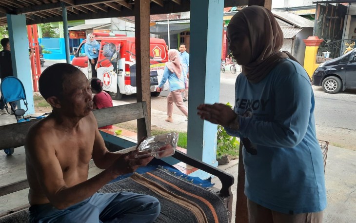 Ketua TKD Prabowo-Gibran Kabupaten Blitar Ratna Dewi Bagikan Makanan dan Susu Gratis ke Warga Rentan Stunting