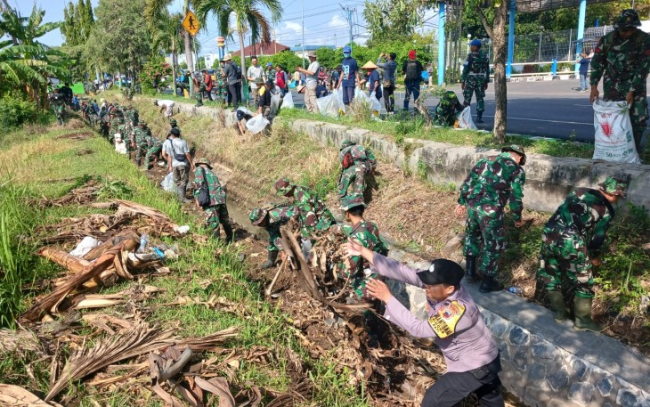 Karya bakti pembersihan alur sungai Simo dipinggir pantura