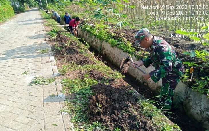 Babinsa Kodim 0802/Ponorogo Kerja Bakti Bersihkan Talud Jalan 