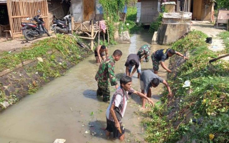 Intensifkan pembersihan sampah di aliran sungai di Kampung Dukuh, Senin (11/12)