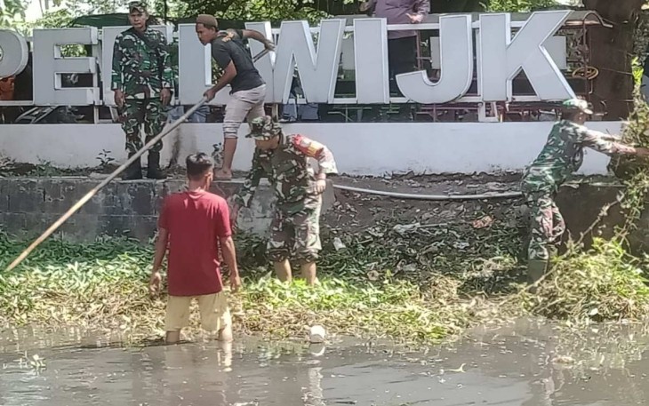 Bersihkan Aliran Sungai Pamarican dari Sampah, Rabu (13/12)