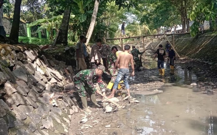 Pembersihan sampah di aliran sungai desa binaan