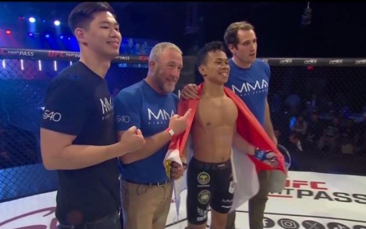 Praka Ronal Siahaan Juara The Octagon MMA Cage Warrior 165 San Diego, USA