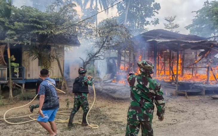 Padamkan api rumah warga di perbatasan