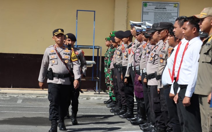 Wakapolres Ngada Kompol Mei Charles Sitepu saat pengecekan apel gelar pasukan pengamanan Nataru 2024