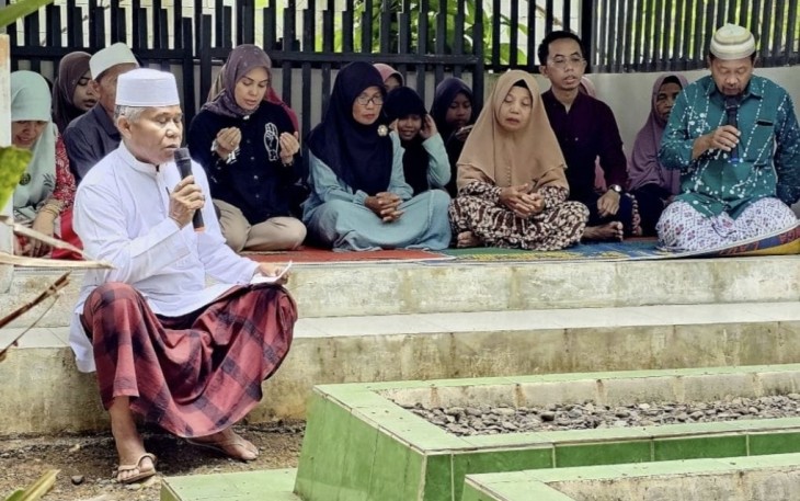 Atikoh Ganjar Ziarah ke Makam Orang Tua di Purbalingga 