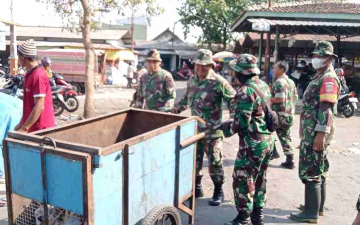 Karya bhakti Koramil 0718-011/Pati pembersihn pasar 