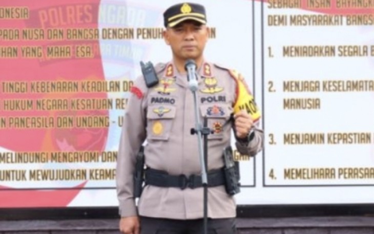 Kapolres Ngada AKBP Padmo Arianto saat memberikan pengarahan personelnya. Senin (2/1)