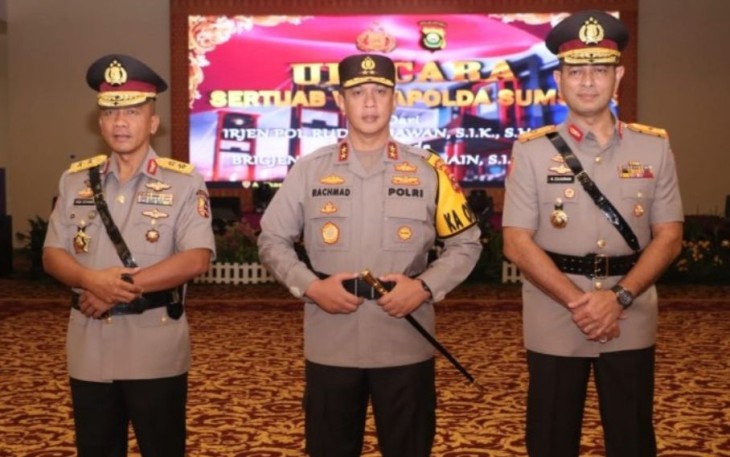 Kapolda Sumsel Irjen Pol A Rachmad Wibowo foto bersama usai sertijab Wakapolda Sumsel Brigjen Pol M Zulkarnain (kanan). Senin (2/1)