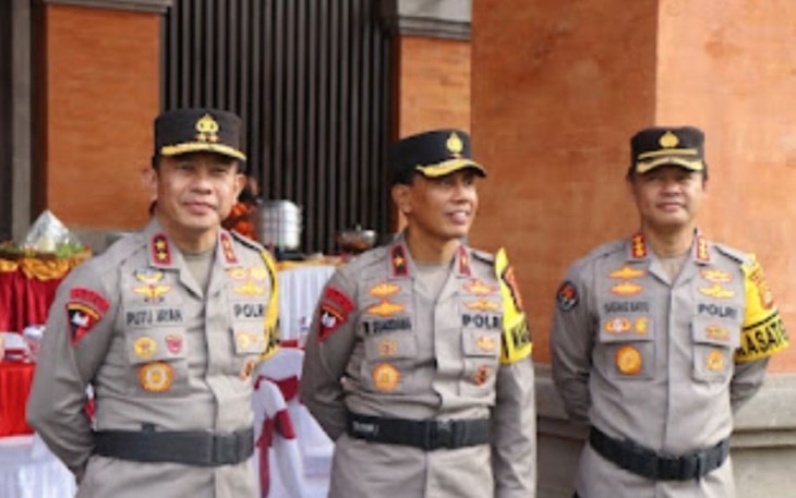 Kapolda Bali Irjen Pol Drs Putu Jayan Danu Putra saat pimpin kenaikan pangkat anggotanya. Senin (2/1)