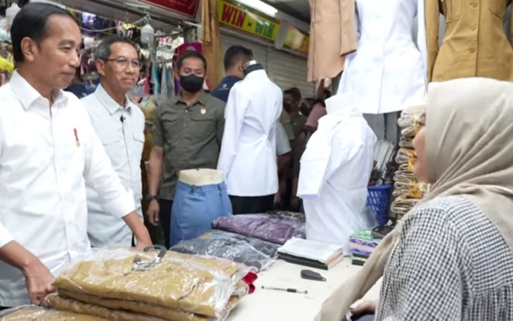 Pj Gubernur DKI Jakarta Heru Budi Hartono saat mendampingi Presiden Jokowi mengunjungi Blok A Pasar Tanah Abang, Senin (2/1)