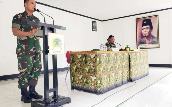 Dandim 0801/Pacitan Letkol Inf Roliyanto saat memberikan Jam Komandan