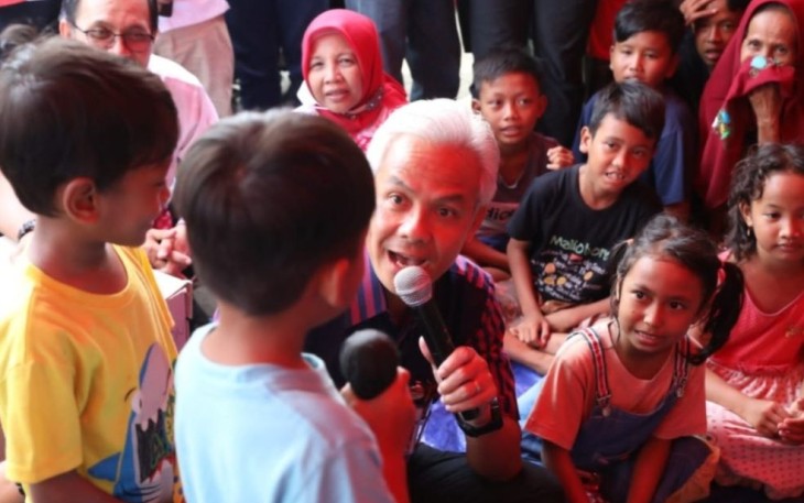 Ganjar Pranowo memberikan keceriaan anak-anak di pengungsian banjir Pekalongan, Selasa (3/1)
