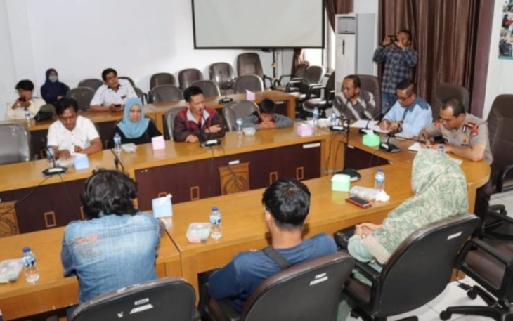 Kapolres Malang AKBP Putu Kholis Aryana saat mendampingi keluarga korban tragedi Kanjuruhan audensi dengan DPRD Kabupaten Malang, Selasa (3/1)