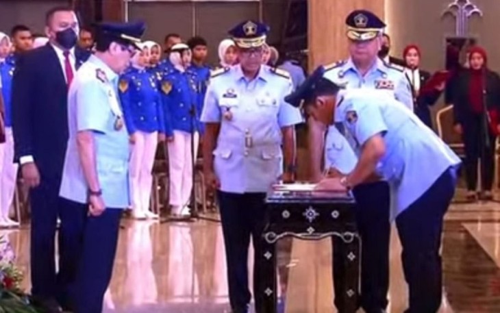 Menkumham RI Yasonna H Laoly saat lantik Dirjen Imigrasi Silmy Karim di Jakarta, Rabu (4/1)