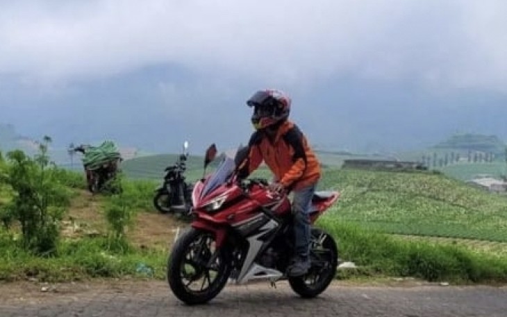 Dian anggota Ngalam CBR Community (NCC), saat tengah Sunmori menuju wisata puncak Brakseng. Kota Batu, Minggu (8/1)