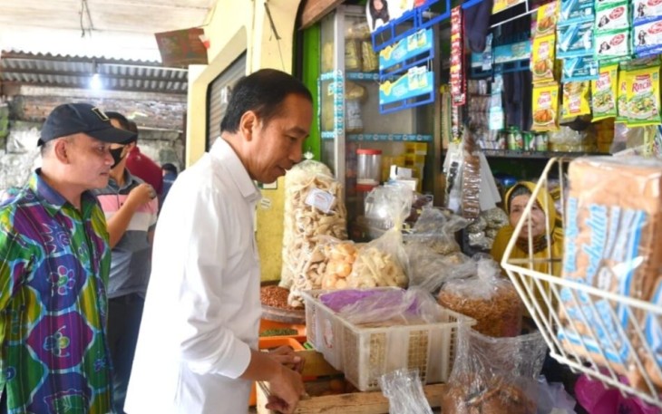 Presiden Joko Widodo meninjau aktivitas perdagangan dan mengecek harga komoditas di Pasar Sentul, Kota Yogyakarta, Provinsi Daerah Istimewa Yogyakarta (DIY), Minggu (8/1)