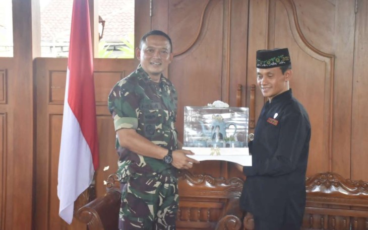 Dandim 0803/Madiun Letkol Inf Meina Helmi saat menerima cenderamata Ketum IKPSI