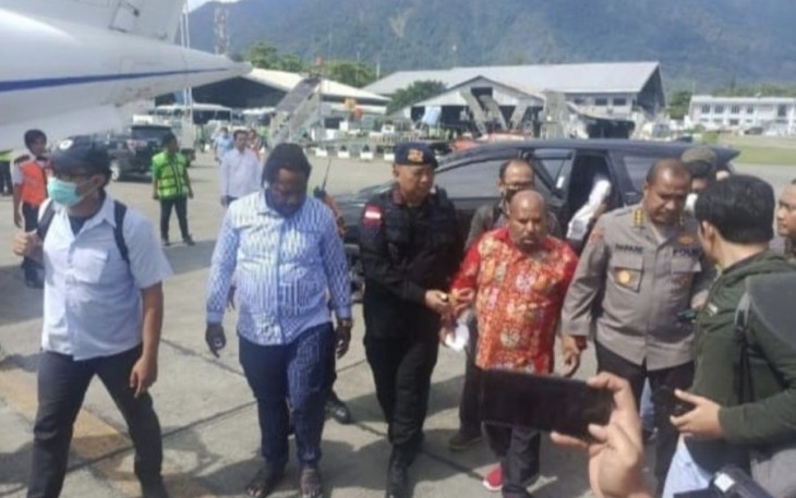 Lukas Enembe (baju batik merah) saat ditangkap Tim Penyidik KPK di Papua. Selasa (10/1)