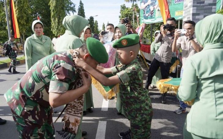 Pangdam I/BB Mayjen TNI Achmad Daniel Chardin saat pengalungan selendang selamat datang di Kodim 0311/Pessel, Selasa (10/1)