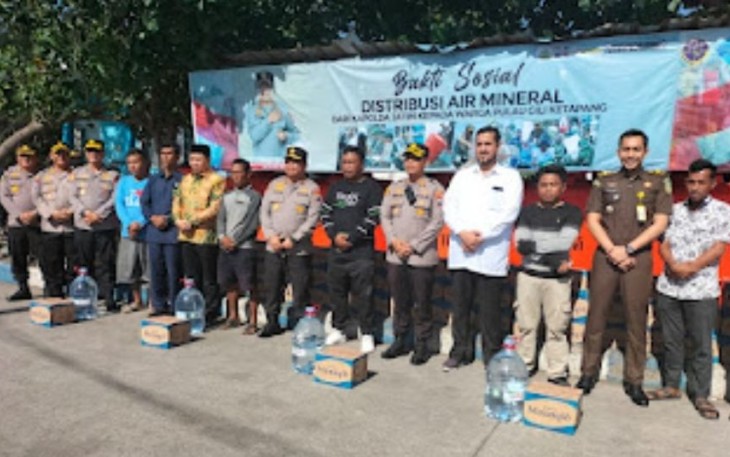 Kapolda Jatim Irjen Pol Toni Harmanto bersama forkopimda Probolinggo dalam pendistribusian air mineral bagi warga Gili Ketapang, Rabu (11/1)
