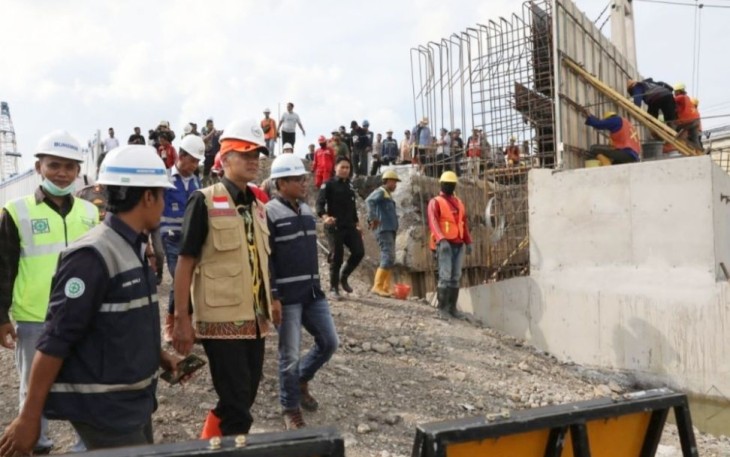 Ganjar Pranowo saat meninjau pembangunan jembatan Juwana Kabupaten Pati, Jateng, Rabu (11/1)