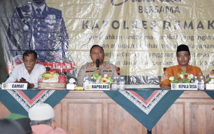 Kapolres Demak AKBP Budi Adhy Buono saat acara Jum'at Curhat bersama warga Desa Bakung