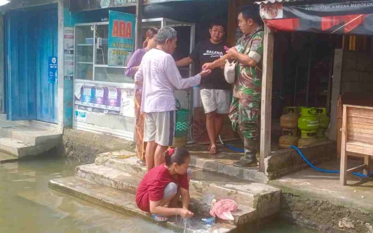 Babinsa menyalurkan bantuan obat-obatan dari donatur 