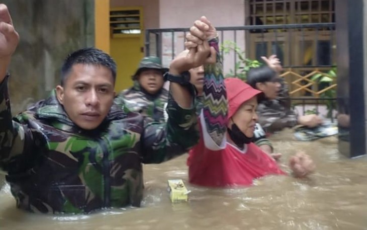 Prajurit TNI AD evakuasi warga terjebak banjir di Kota Manado