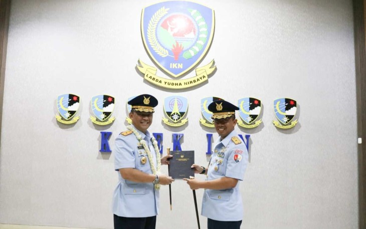 Dankosek IKN Marsma TNI Yuniarsa Aditya Permana saat memberikan cenderamata kepada Marsma TNI Setiawan 