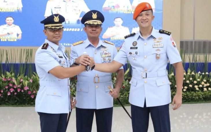 Pangkoopsud I Marsda TNI Bambang Gunarto bersama Danlanud BNY Letkol Pnb Yosi Hadi Wiyanto usai sertijab 