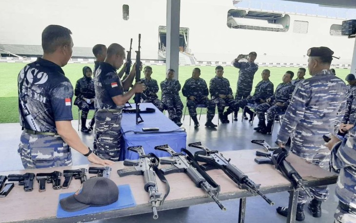 Prajurit Kolinlamil Latihan Bongkar Pasang Senjata 