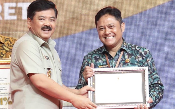 Menteri ATR/BPN Hadi Tjahjanto saat memberikan penghargaan di Jakarta 