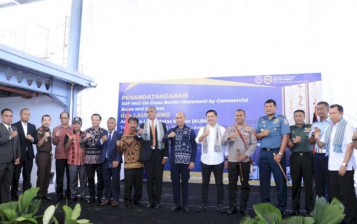 Kapolda NTT Irjen Pol Johni Asadoma foto bersama launching bus ALBN Indonesia Timor-Leste 
