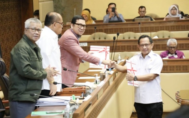 Mendagri Tito Karnavian saat menyerahkan RUU 8 Provinsi ke Komisi II DPR RI 