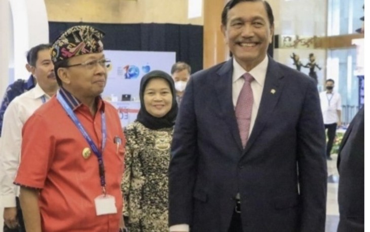 Gubernur Bali Wayan Koster bersama Menteri Marves Luhut Binsar Panjaitan 