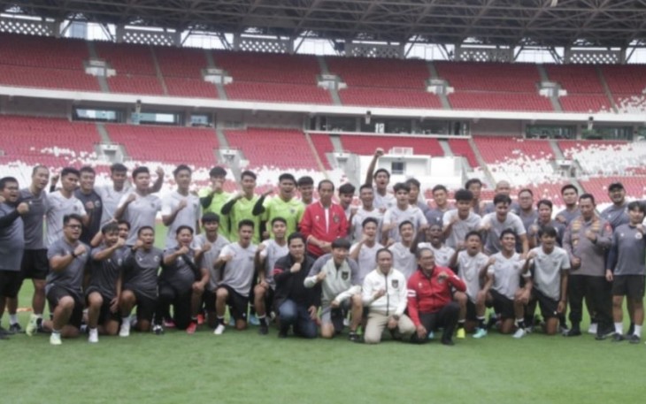Presiden Jokowi foto bersama Tim U-20 dan U-22 Indonesia, Sabtu (1/4)
