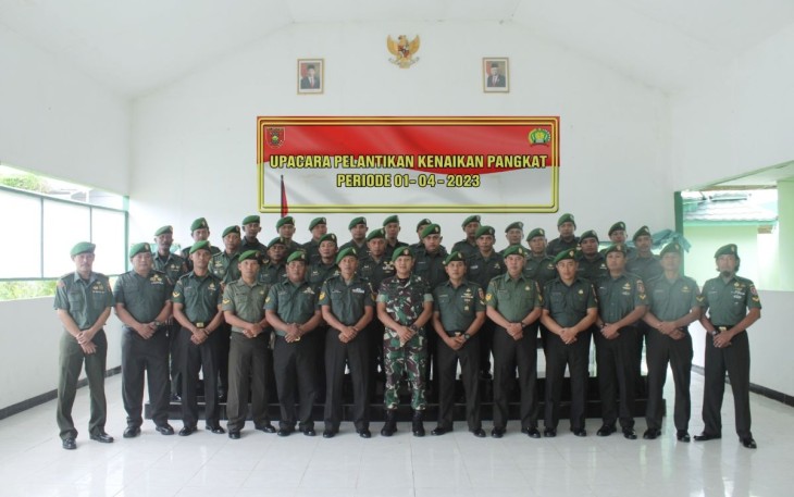 Dandim 1001/HSU-BLG Letkol Inf Dhuwi Hendradjaja foto bersama prajuritnya usai upacara kenaikan pangkat 